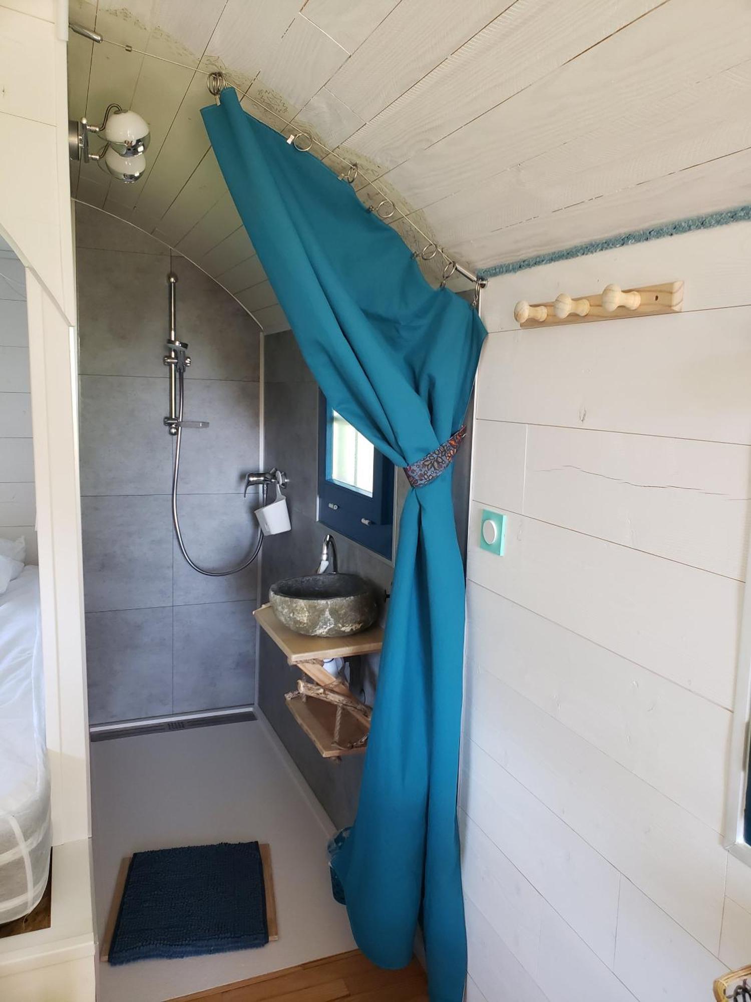 La Roulotte Tiny House Du Mond'Ideal Leval  Exteriér fotografie